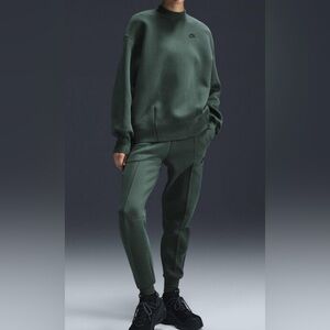 NWT Women’s Nike Forest Green Sportswear Tech Fleece Sweatshirt & Joggers Set.
